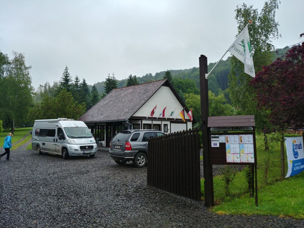 Zufahrt und Rezeption Forras Camping